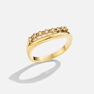 Anillo Marissa de cristales blancos en capas