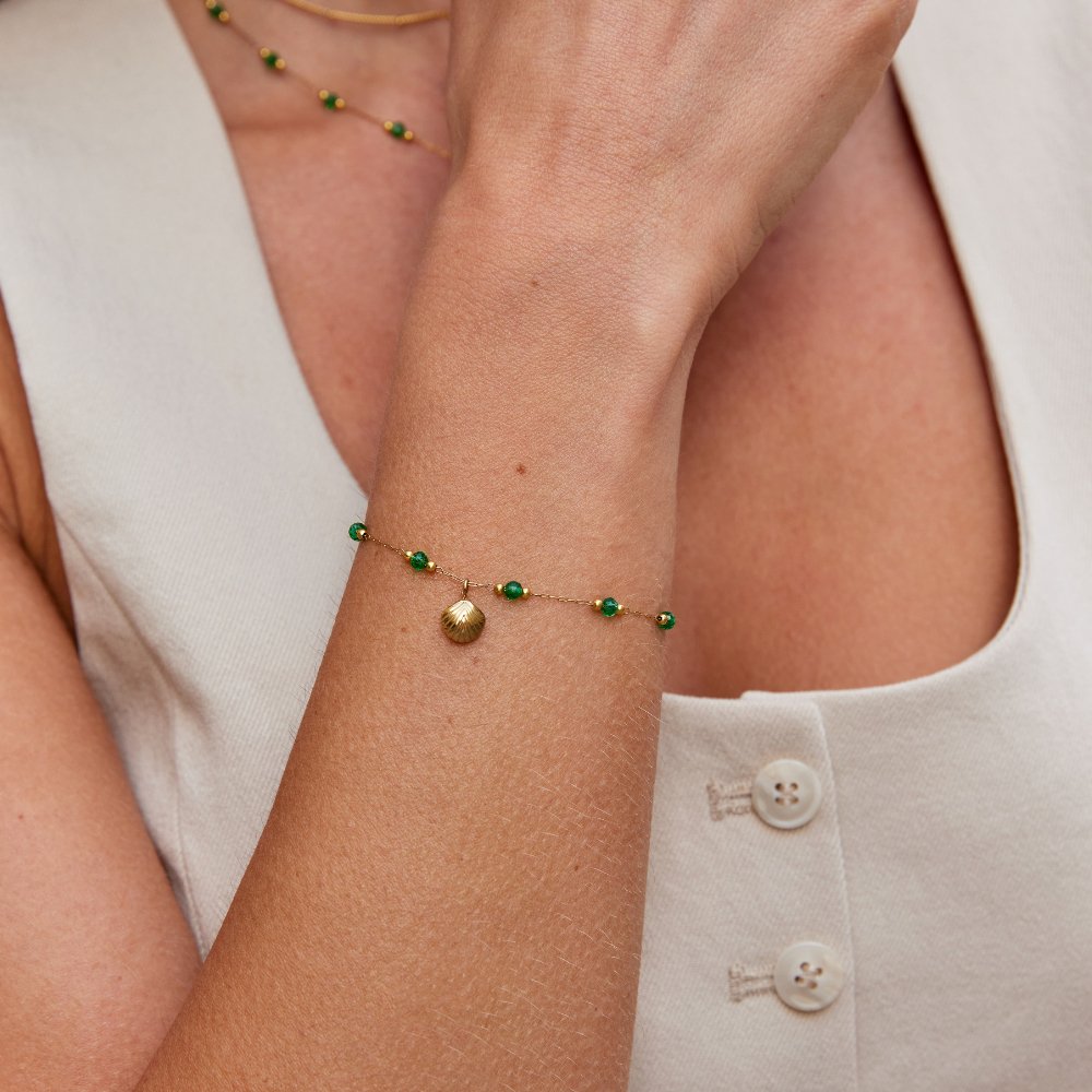 Pulsera Nerissa con Concha Dorada y Cuentas Verdes