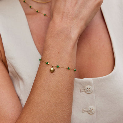 Pulsera Nerissa con Concha Dorada y Cuentas Verdes