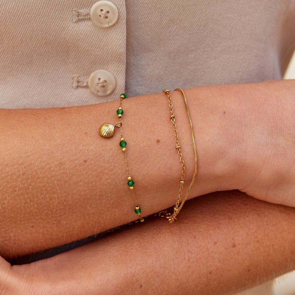 Pulsera Nerissa con Concha Dorada y Cuentas Verdes