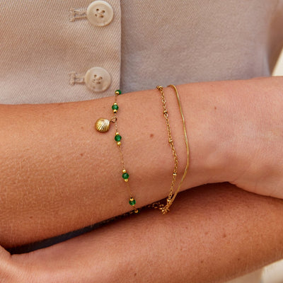 Pulsera Nerissa con Concha Dorada y Cuentas Verdes
