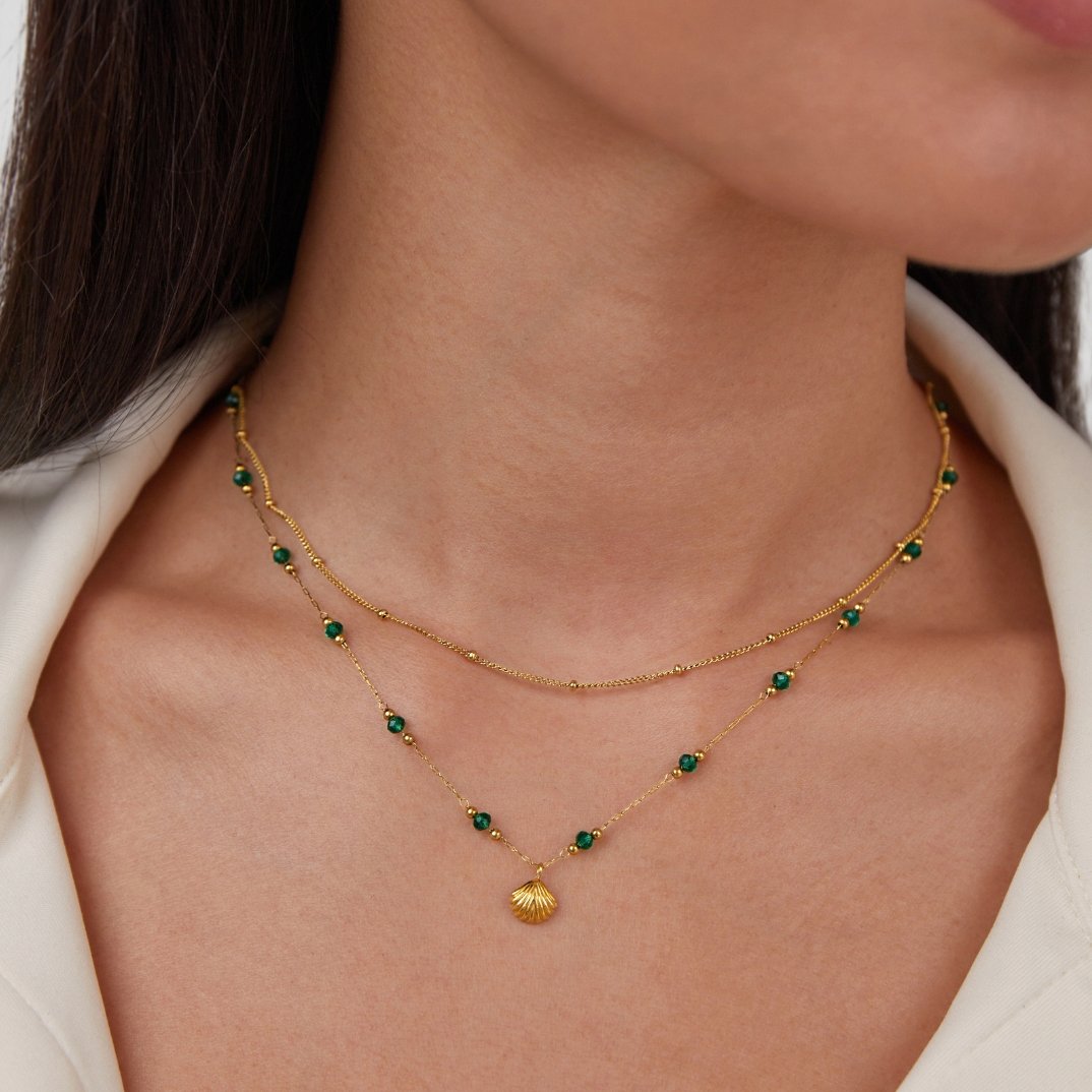 Collar Nerissa con concha dorada y cuentas verdes