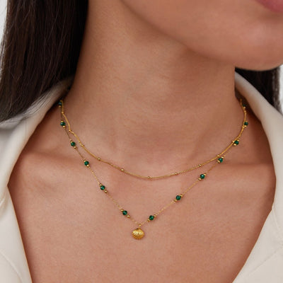 Collar Nerissa con concha dorada y cuentas verdes