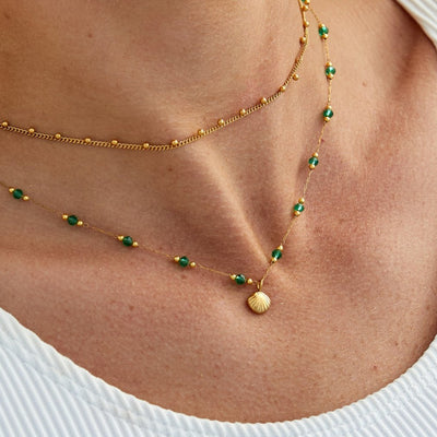 Collar Nerissa con concha dorada y cuentas verdes