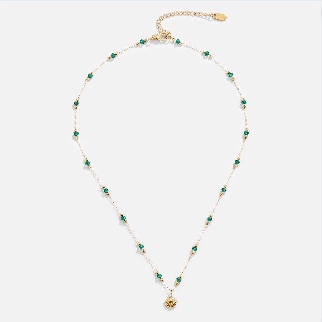 Collar Nerissa con concha dorada y cuentas verdes