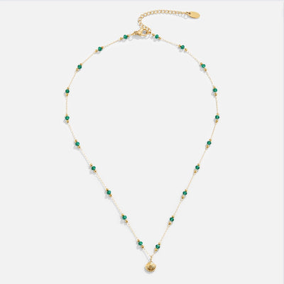 Collar Nerissa con concha dorada y cuentas verdes