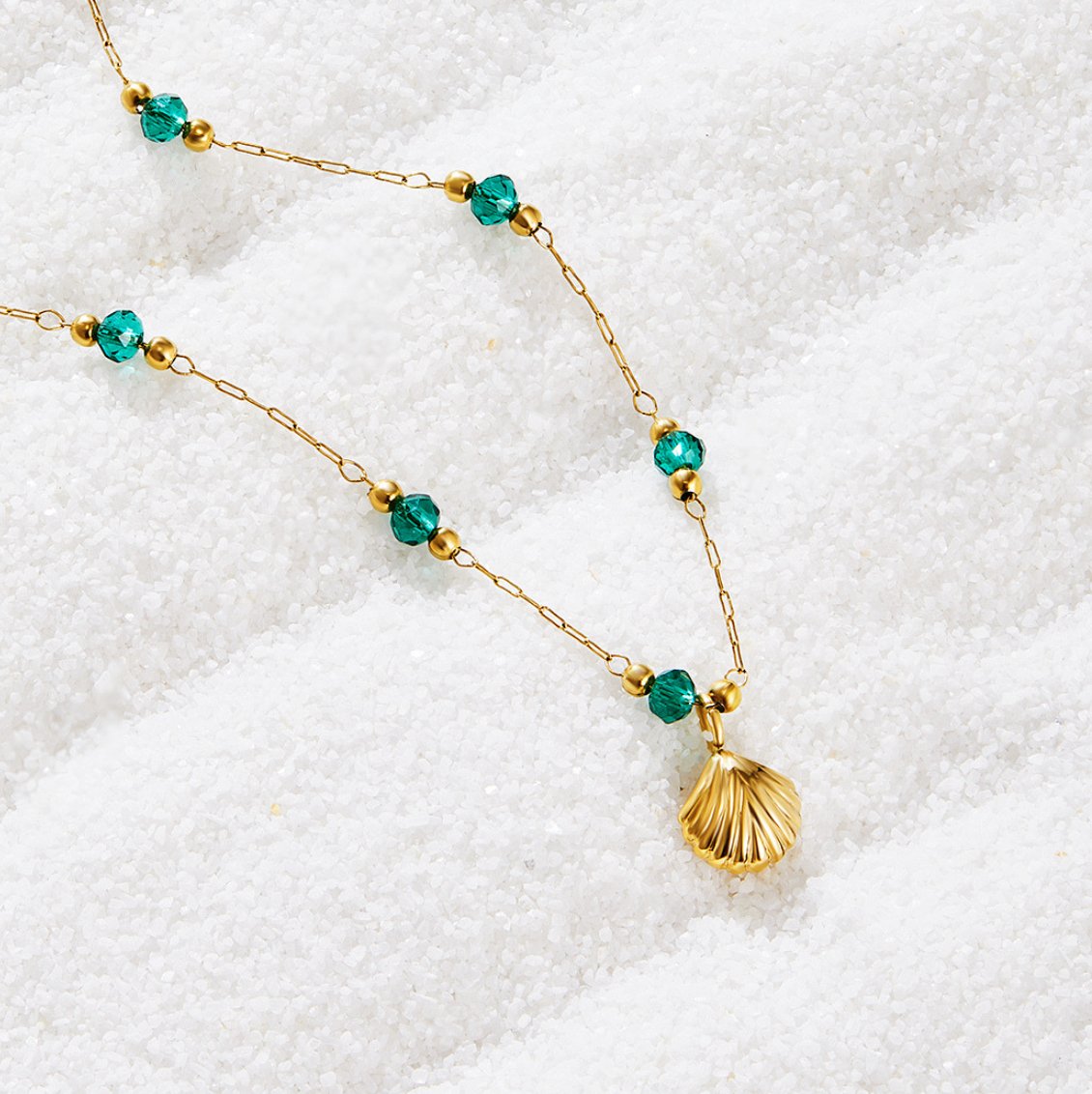 Collar Nerissa con concha dorada y cuentas verdes