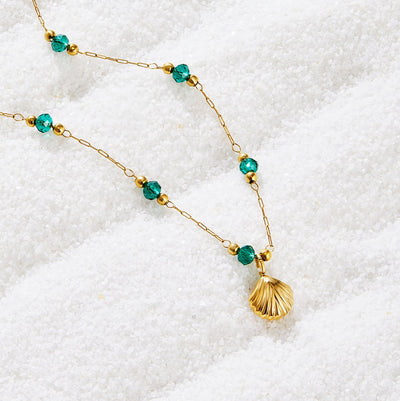 Collar Nerissa con concha dorada y cuentas verdes