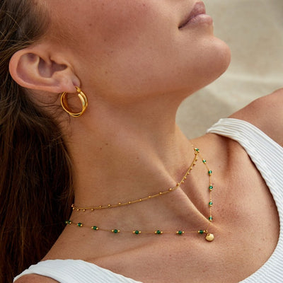 Collar Nerissa con concha dorada y cuentas verdes