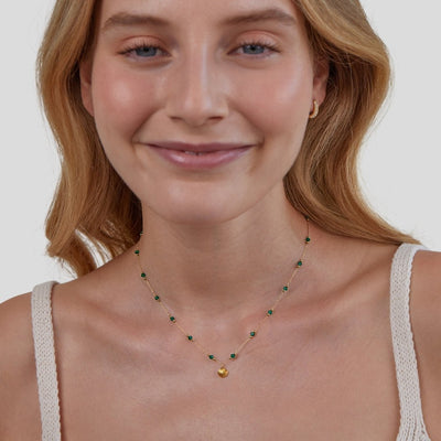 Collar Nerissa con concha dorada y cuentas verdes