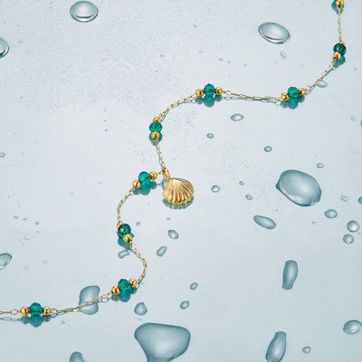 Collar Nerissa con concha dorada y cuentas verdes