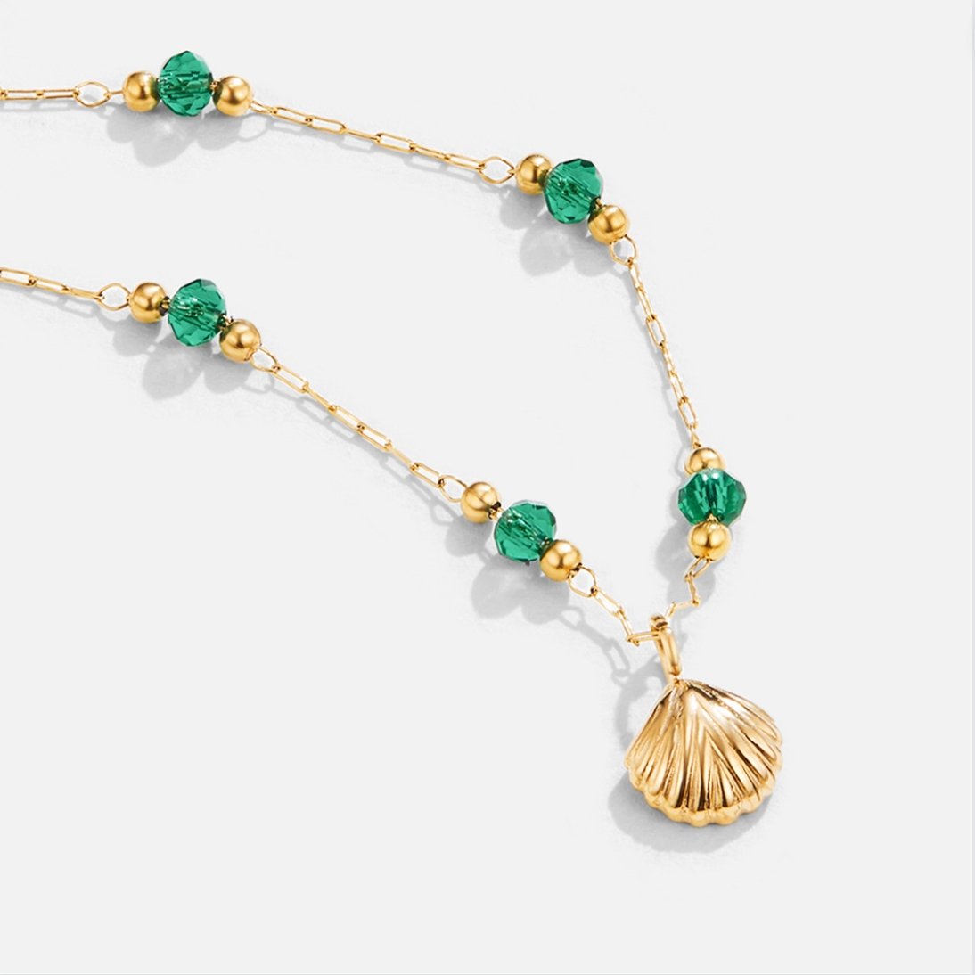 Collar Nerissa con concha dorada y cuentas verdes