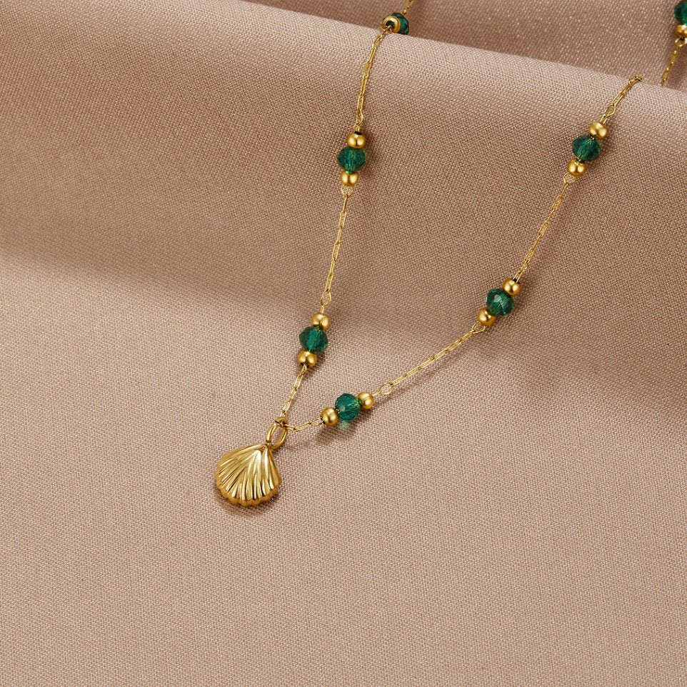 Collar Nerissa con concha dorada y cuentas verdes