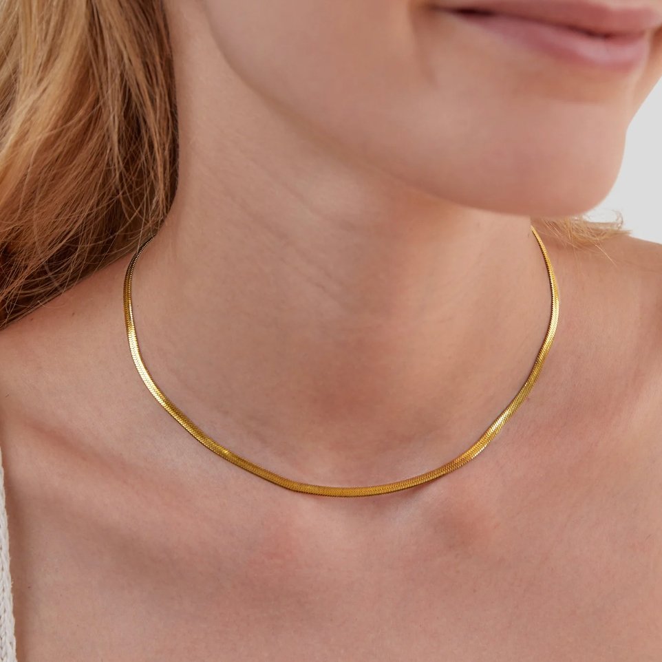 Collar dorado con cadena de serpiente Sarya