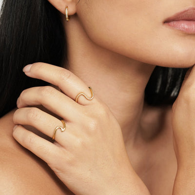 Anillo de cristal con curva en espiral
