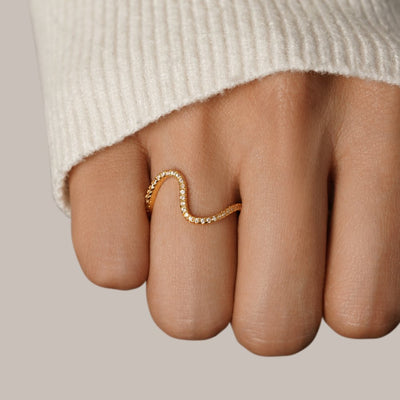 Anillo de cristal con curva en espiral