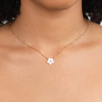 Collar de flores blancas florecientes