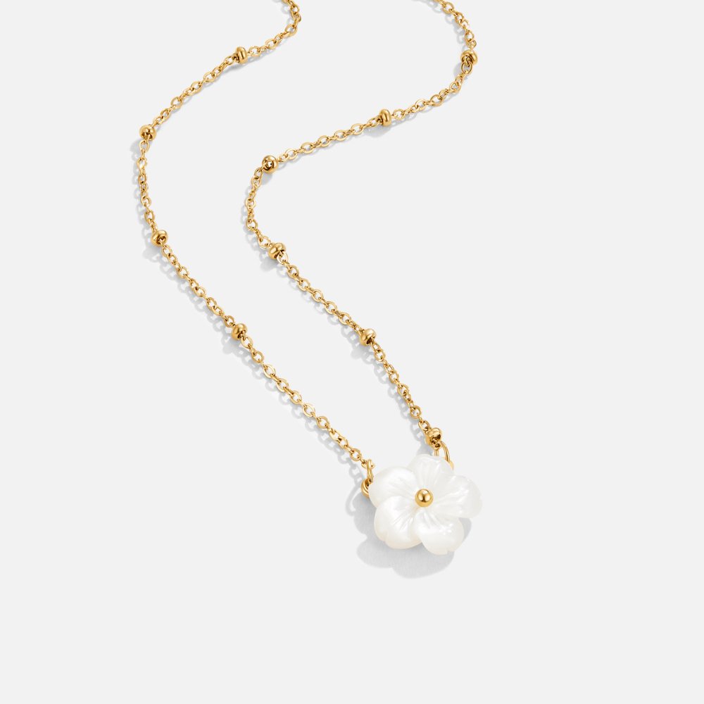 Collar de flores blancas florecientes
