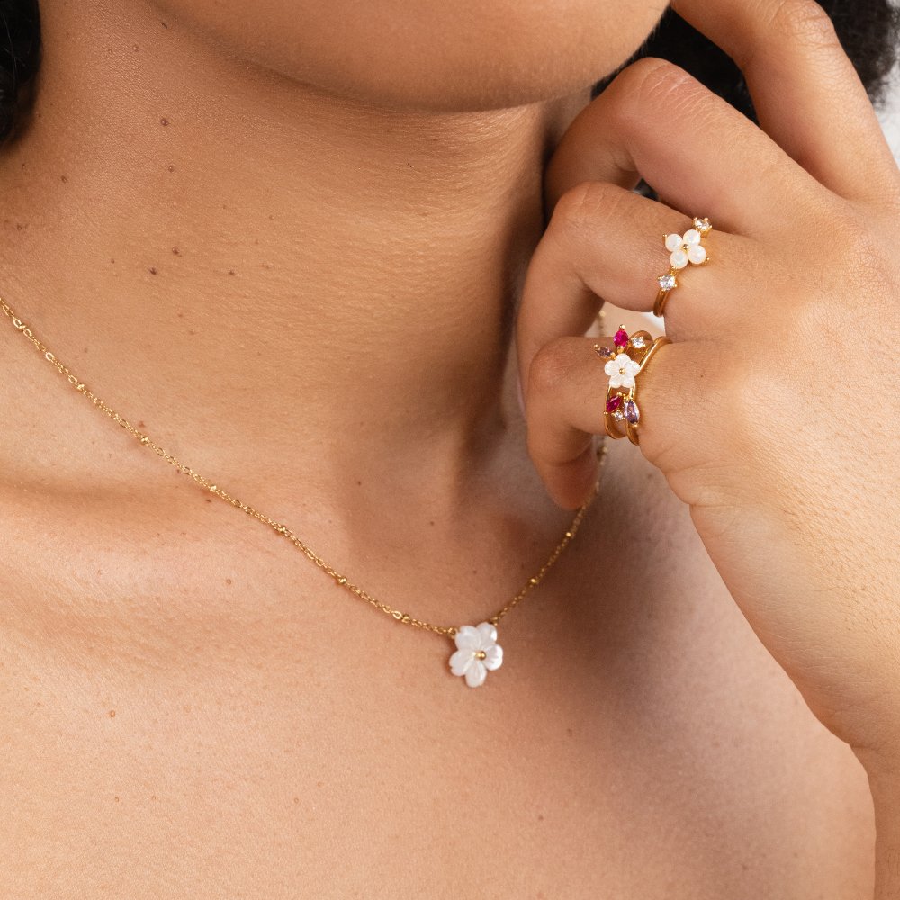 Collar de flores blancas florecientes